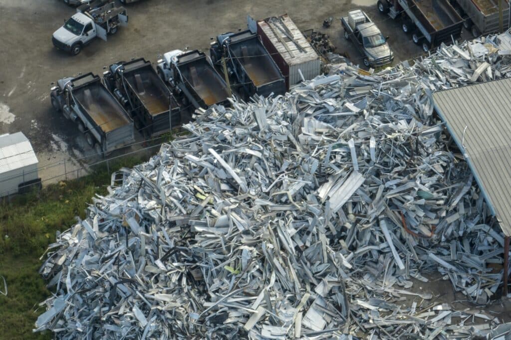 Recyclage acier construction BTP - Poutrelles métalliques chantier démolition Lyon SBT Recyclage