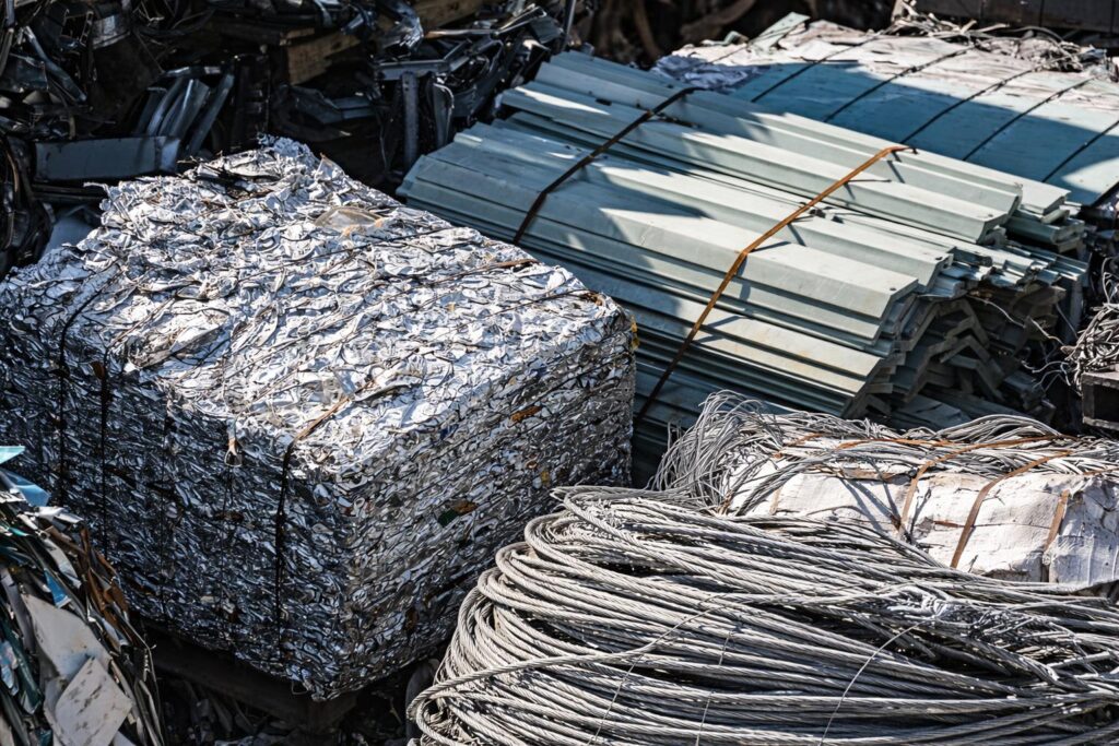 Recyclage et réemploi de l'acier - métaux ferreux repris sous conditions par SBT Recyclage Lyon